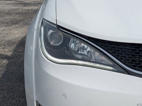 Used 2019 Chrysler Pacifica Limited w/ Tire & Wheel Group image 10