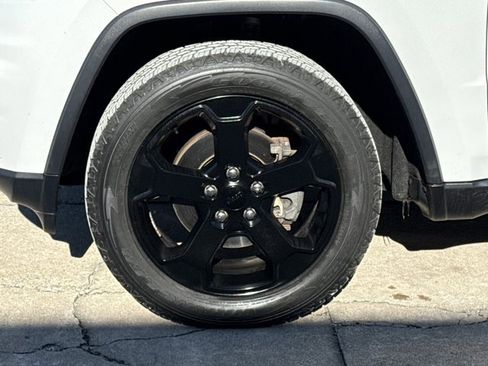 Used 2019 Jeep Grand Cherokee Laredo image 16