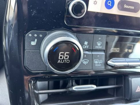 Used 2023 Toyota Highlander XLE image 19