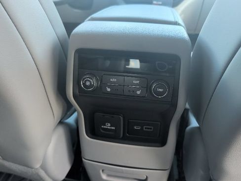 Used 2021 GMC Acadia SLT w/ Technology Package FWD image 12