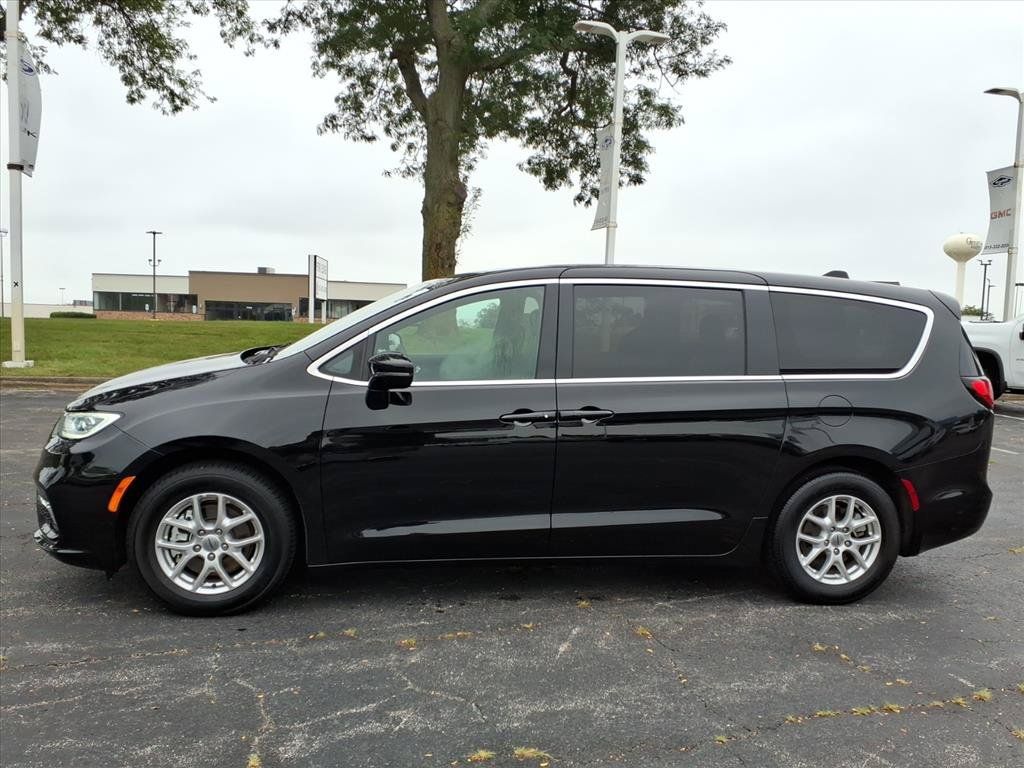 Used 2025 Chrysler Pacifica Select FWD image 4