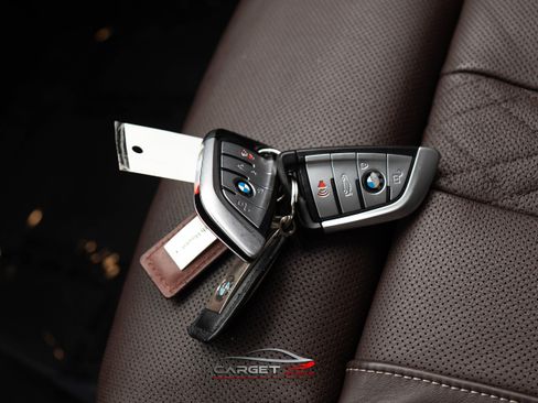 Used 2021 BMW M550i xDrive w/ Premium Package image 52