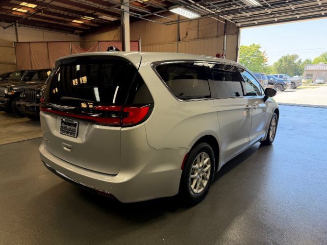 Used 2024 Chrysler Pacifica Touring-L FWD image 5