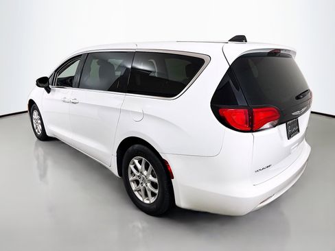 Used 2023 Chrysler Voyager LX FWD image 5