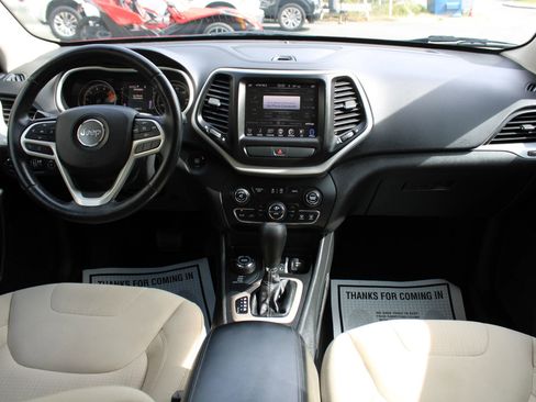 Used 2017 Jeep Cherokee Latitude w/ Comfort/Convenience Group image 12