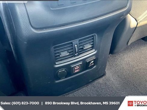 Used 2021 Nissan Titan SL w/ Moonroof Package image 23