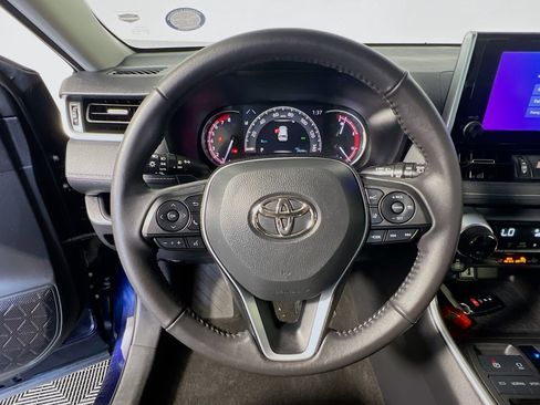 Used 2023 Toyota RAV4 XLE Premium image 17