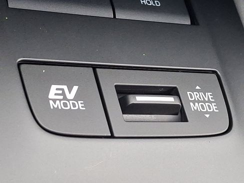 Used 2023 Toyota Venza LE image 25