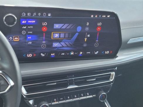 Used 2024 Chevrolet Traverse LT image 11