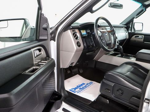 Used 2017 Ford Expedition XLT image 3