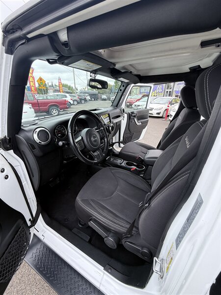 Used 2018 Jeep Wrangler Unlimited Sahara AWD/4WD image 25