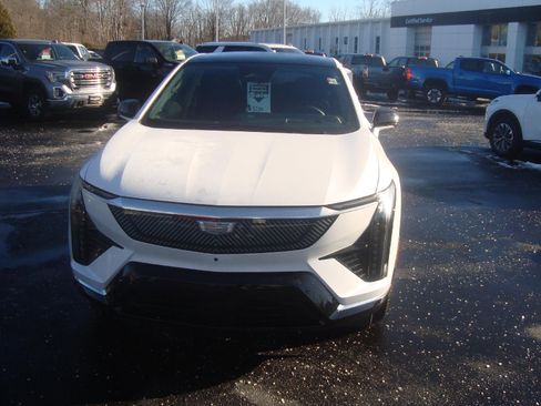 Used 2025 Cadillac Optiq Luxury 2 w/ LPO, Floor Liner Package image 2