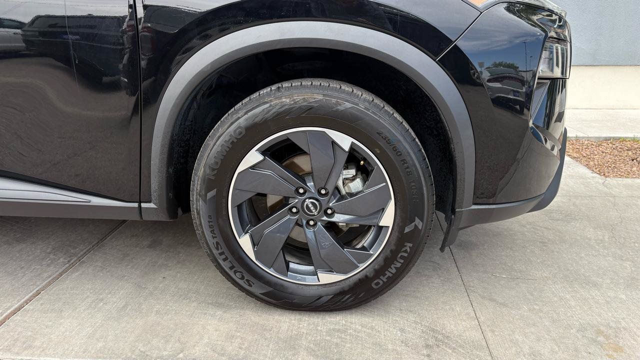 Used 2025 Nissan Rogue SV FWD image 2