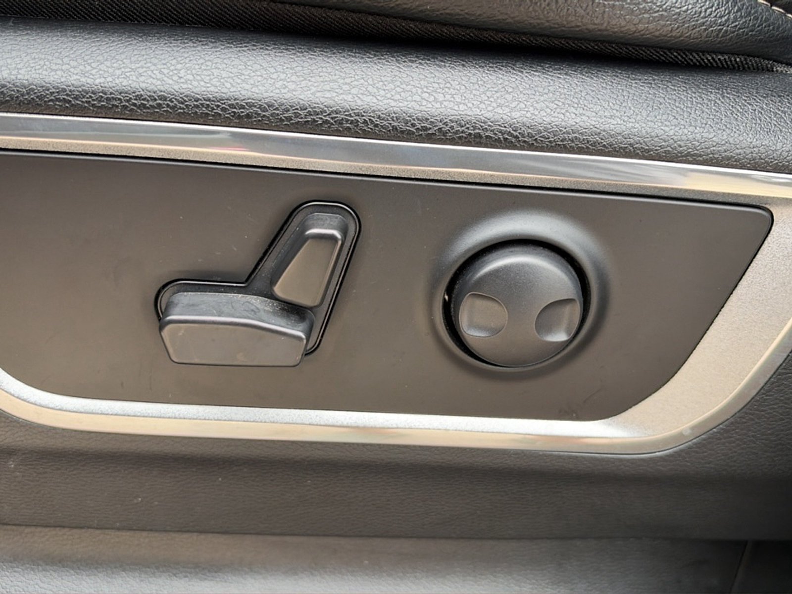 Used 2023 RAM 1500 Laramie AWD/4WD image 14