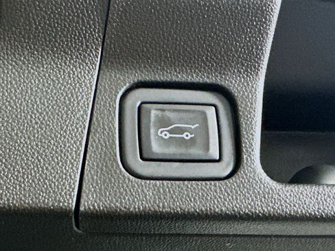 Used 2023 GMC Acadia SLE w/ Driver Convenience Package image 31