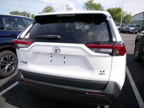 Certified 2021 Toyota RAV4 LE AWD/4WD image 4