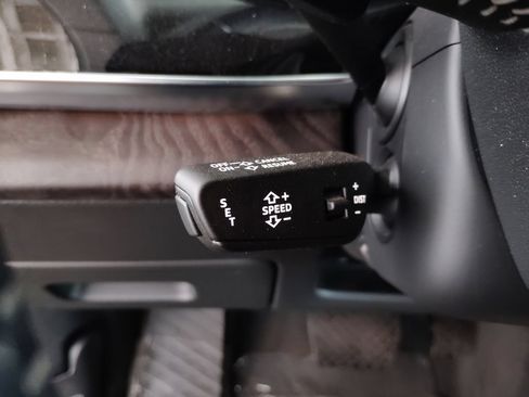 Used 2019 Audi Q8 Premium Plus w/ Premium Plus AWD/4WD image 32