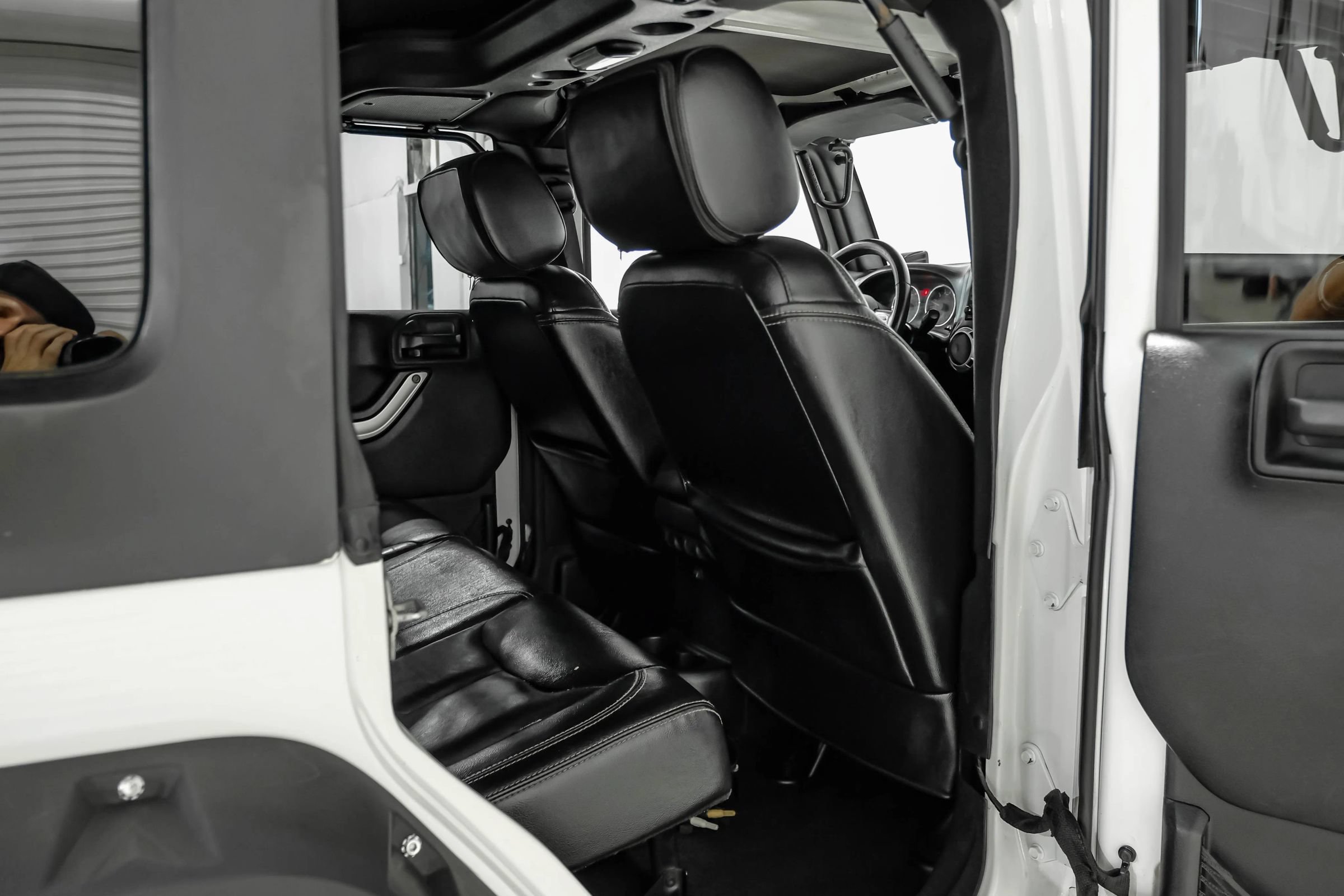 Used 2015 Jeep Wrangler Unlimited Rubicon w/ Connectivity Group AWD/4WD image 40