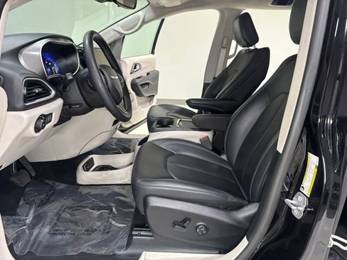Used 2024 Chrysler Pacifica Touring-L FWD image 14
