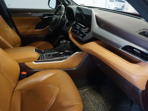 Used 2020 Toyota Highlander Platinum image 25