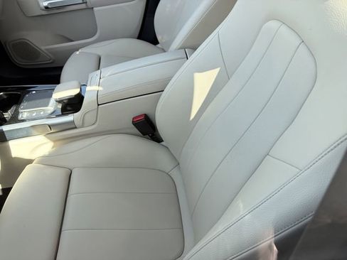 Used 2021 Mercedes-Benz GLB 250 4MATIC w/ Premium Package image 4