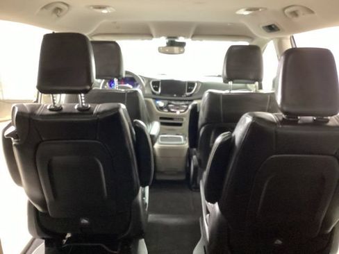 Used 2023 Chrysler Pacifica Touring-L FWD image 23