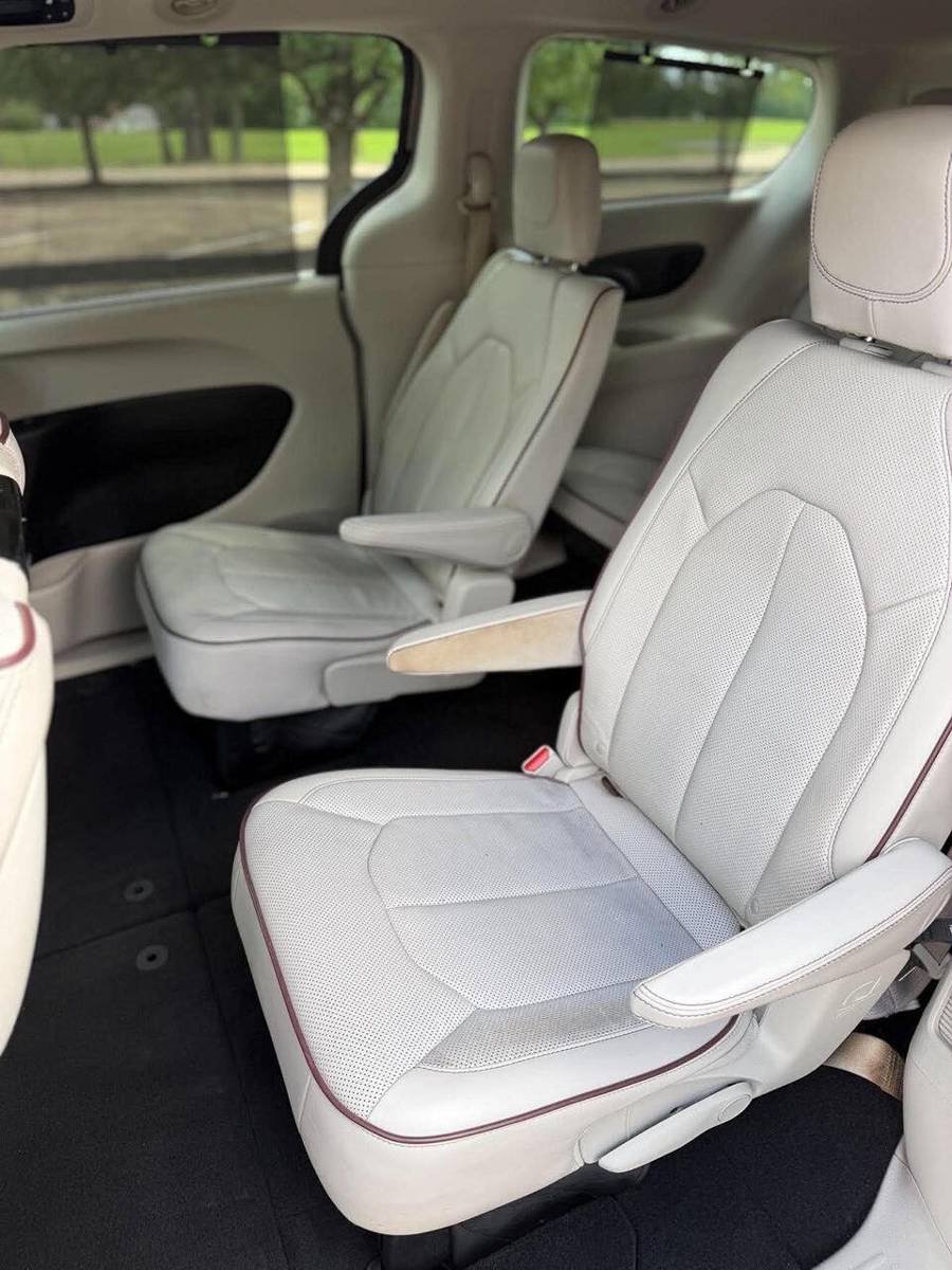 Used 2017 Chrysler Pacifica Limited FWD image 12