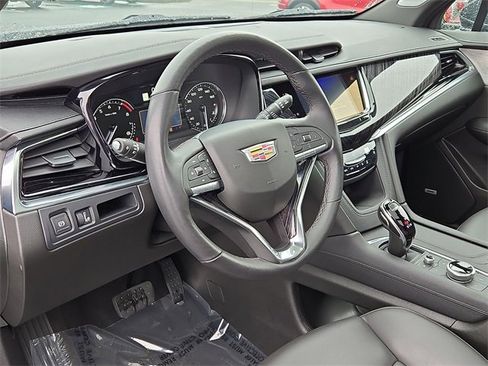 Used 2025 Cadillac XT6 Premium Luxury image 16