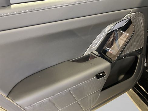 Used 2026 BMW 750e xDrive w/ Executive Package image 21