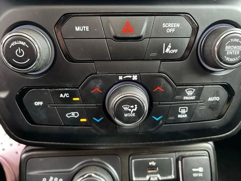 Used 2021 Jeep Renegade Latitude image 24