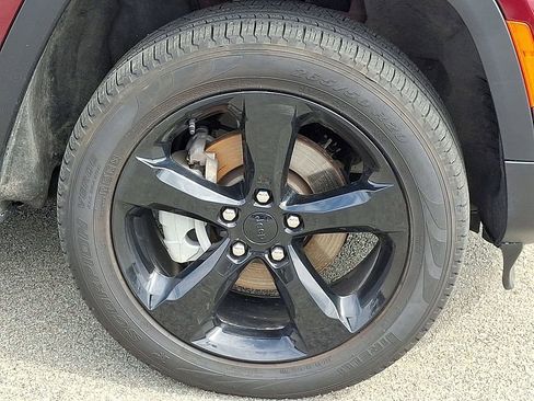 Used 2025 Jeep Grand Cherokee Limited w/ Black Appearance Package image 8