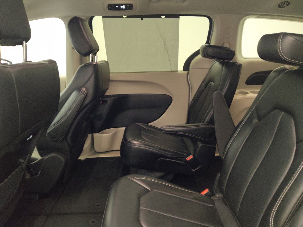 Used 2024 Chrysler Pacifica Touring-L FWD image 18