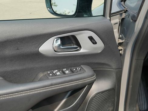 Used 2025 Chrysler Pacifica Limited FWD image 26