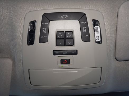 Used 2025 Toyota Sienna XLE image 20