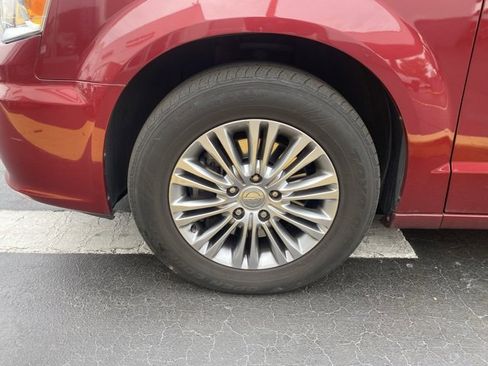 Used 2013 Chrysler Town & Country Touring-L w/ Entertainment Group #2 image 10