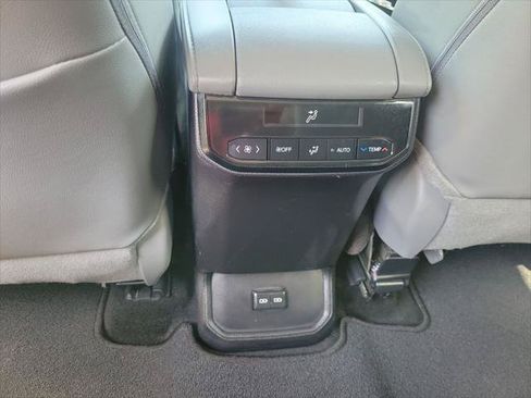 Certified 2024 Toyota Highlander XLE FWD image 39