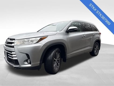 Used 2017 Toyota Highlander XLE image 3