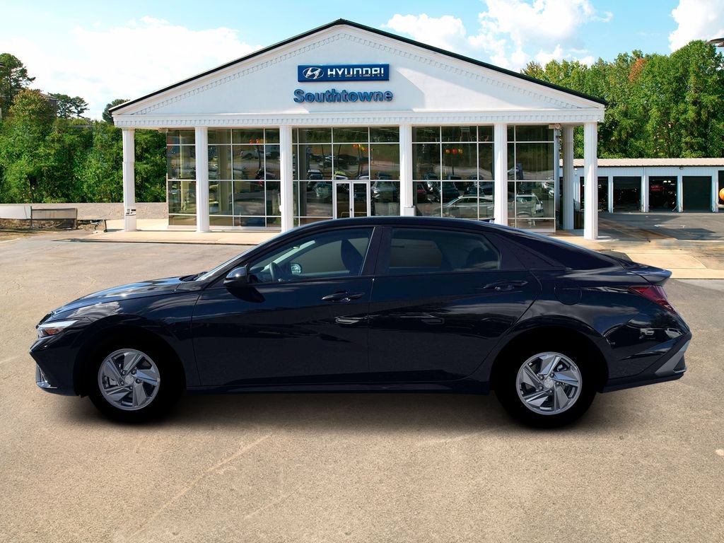 New 2026 Hyundai Elantra SE FWD image 3