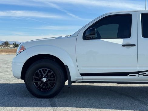 Used 2019 Nissan Frontier SV image 2