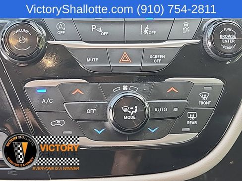 Certified 2023 Chrysler Pacifica Touring-L FWD image 9