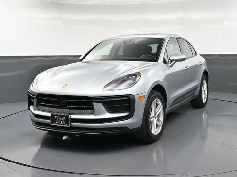 Certified 2025 Porsche Macan AWD/4WD image 1