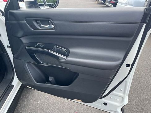 Used 2022 Nissan Pathfinder SV image 29