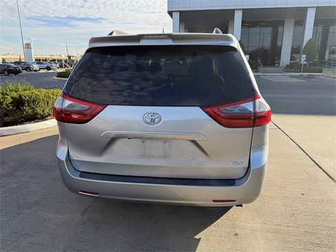 Used 2020 Toyota Sienna XLE image 6