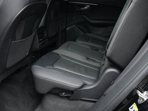 Used 2023 Audi Q8 Premium image 30