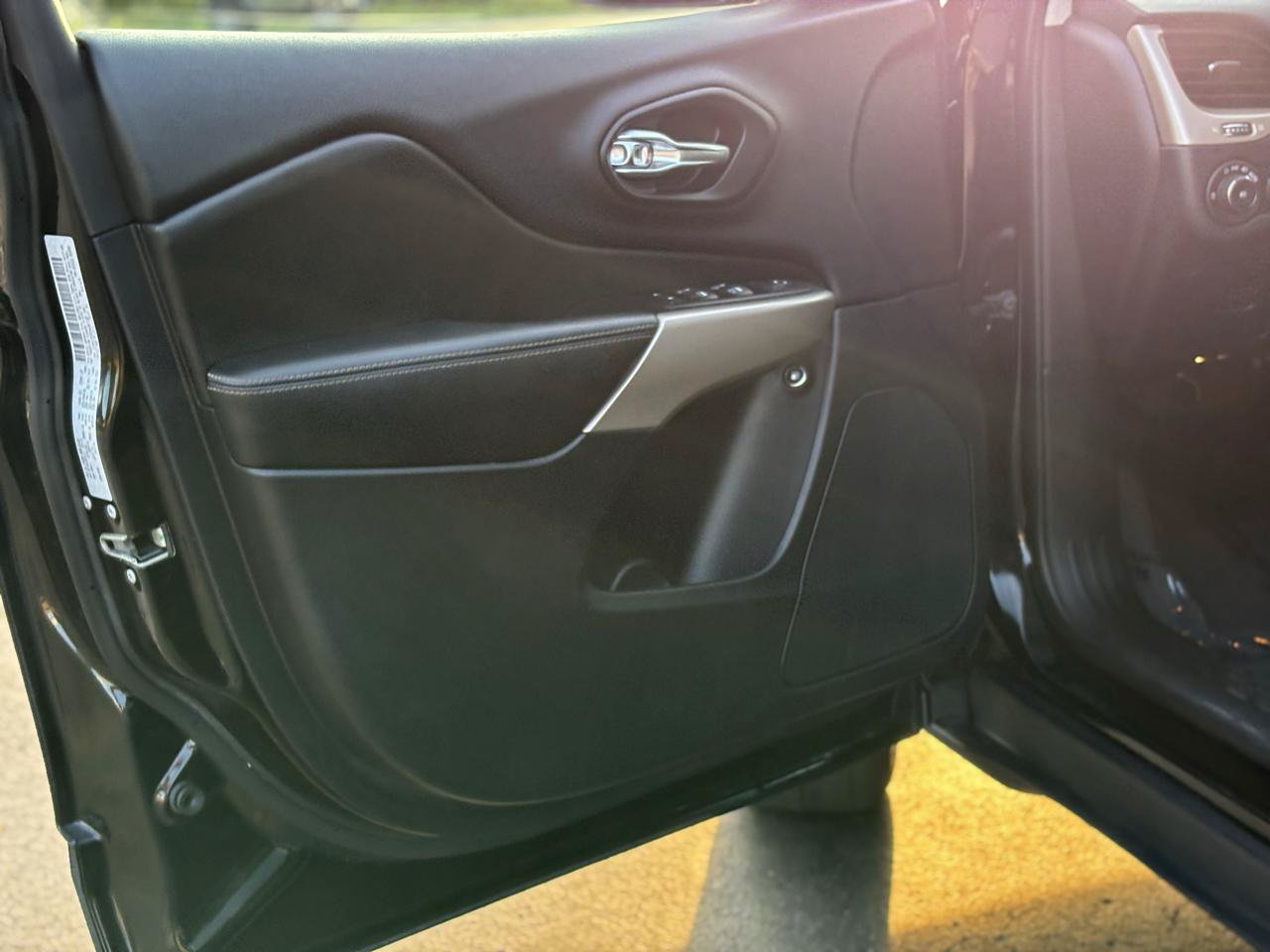 Used 2017 Jeep Cherokee Limited AWD/4WD image 14