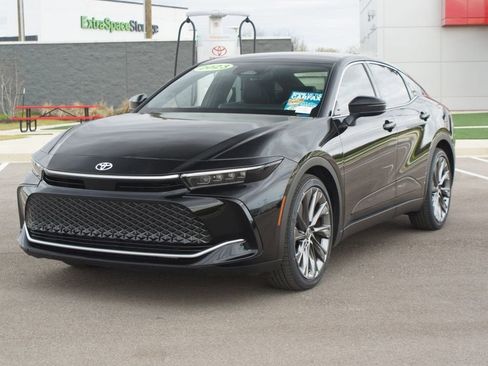 Used 2023 Toyota Crown Limited w/ Advanced Technology Package image 24