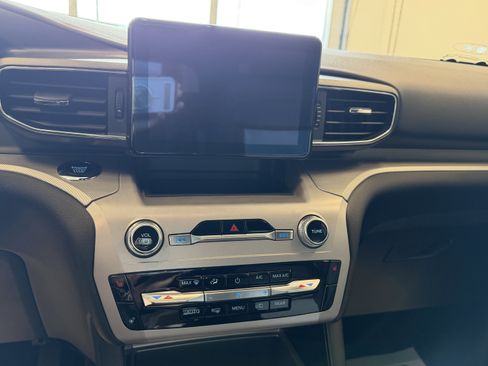 Used 2023 Ford Explorer XLT w/ Equipment Group 202A image 6