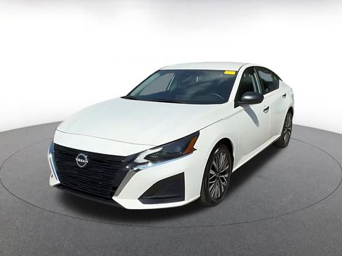 Used 2025 Nissan Altima 2.5 SV FWD image 7
