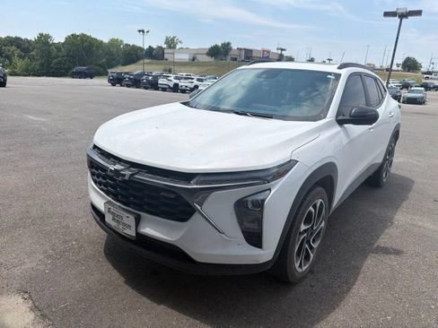 Used 2025 Chevrolet Trax RS w/ Sunroof Package FWD image 3