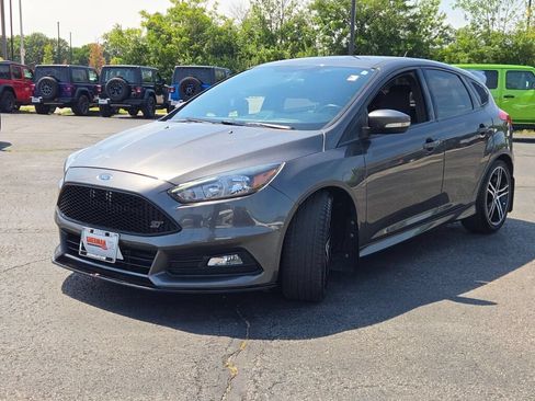 Used 2018 Ford Focus ST FWD image 3